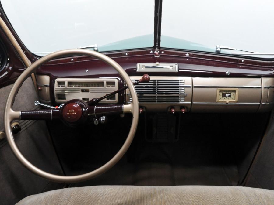  Ford V8 Deluxe 5-Window Coupe 1940 года  (фото 9 из 20)